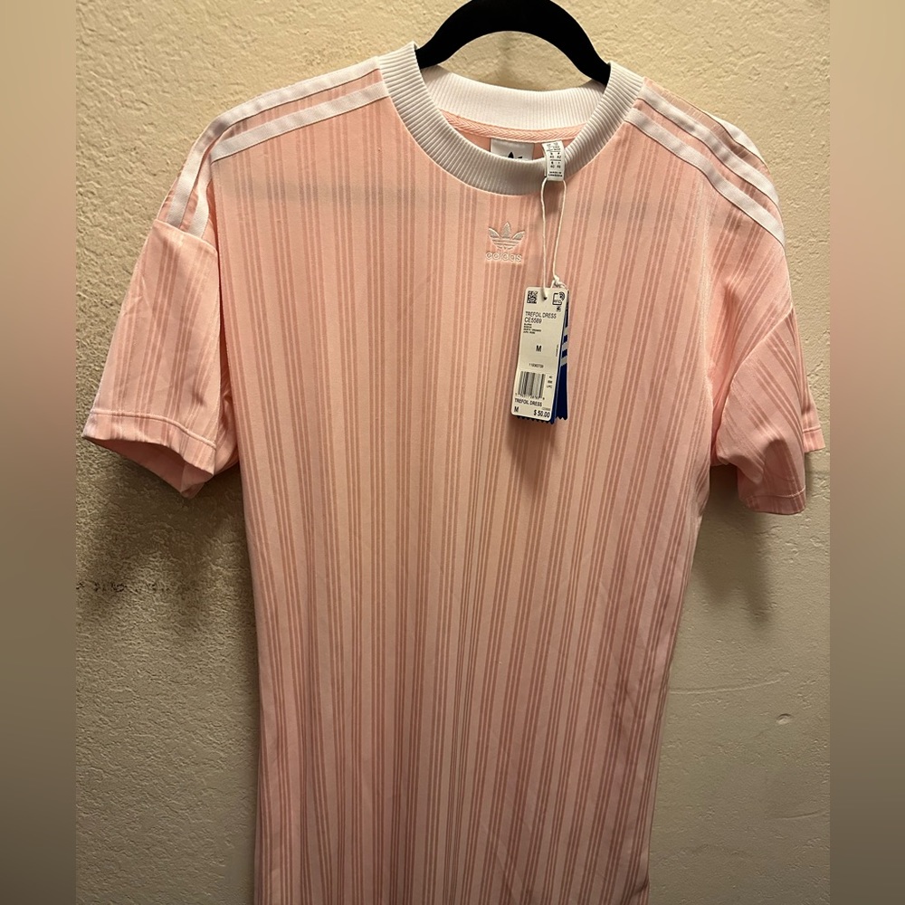 Adidas short sleeves dress. Size medium never worn. Brand new.